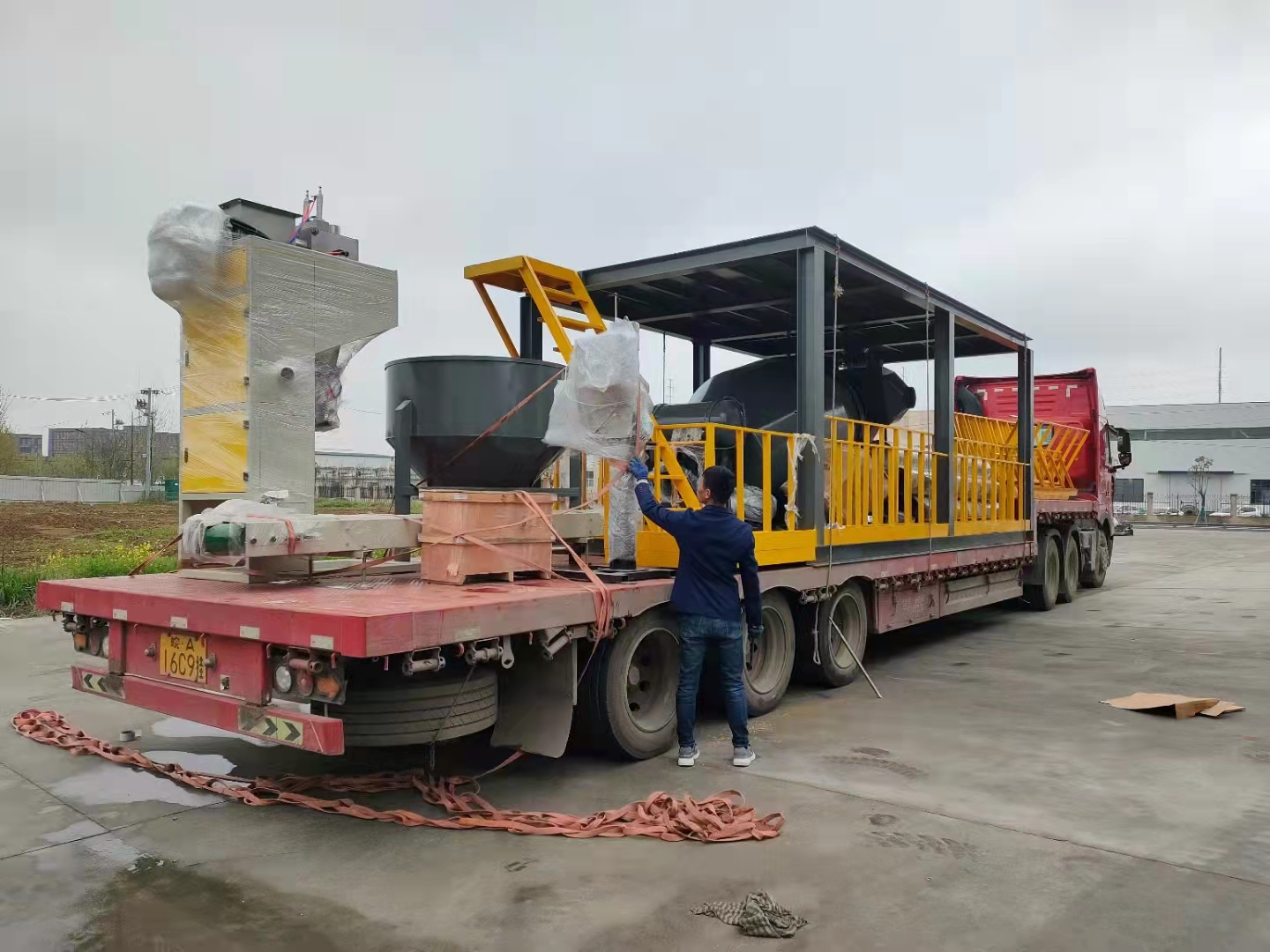 我司青陽(yáng)半自動(dòng)混料包裝生產(chǎn)線(xiàn)發(fā)車(chē)現場(chǎng)